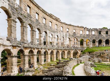 Blick auf die Überreste der Mauern und das Innere des ikonischen antiken römischen Amphitheaters in Pula, Istrien, Kroatien, eine führende lokale Touristenattraktion Stockfoto