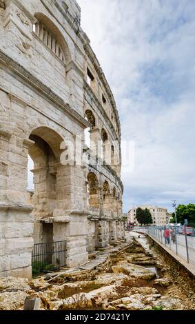 Blick auf die Mauern und Überreste des ikonischen antiken römischen Amphitheaters in Pula, Istrien, Kroatien, eine führende lokale Touristenattraktion Stockfoto