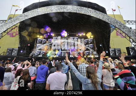 JLS spielen live im T4 on the Beach 2010 im Weston Super Mare in Somerset. Stockfoto