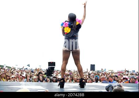 Alexandra Burke spielt live im T4 on the Beach 2010 im Weston Super Mare in Somerset. Stockfoto