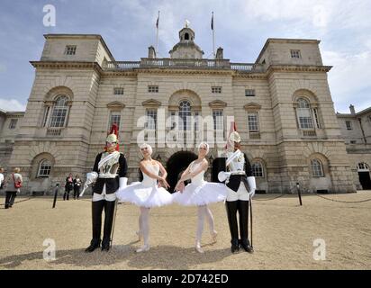 Tänzer des English National Ballet im Rahmen des Big Dance von T Mobile, einer Tanzvorführungen auf der Horseguards Parade im Zentrum von London. Stockfoto