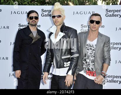 30 Sekunden bis Mars (Sänger Jared Leto, Mitte) kommen bei der Sommerparty der Serpentine Gallery im Hyde Park im Zentrum von London an. Stockfoto