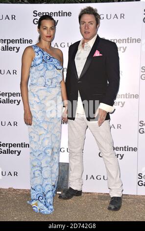 Yasmin und Simon Le Bon kommen bei der Sommerparty der Serpentine Gallery im Hyde Park im Zentrum von London an. Stockfoto