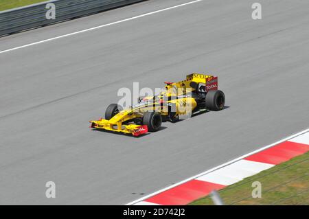 SEPANG, MALAYSIA - 2. APRIL : Renault F1 Fahrer Robert Kubica aus Polen fährt während der ersten Trainingseinheit auf der Sepang F1 Strecke am 2. April 2010 Stockfoto