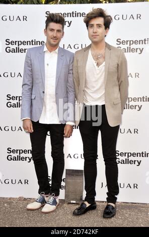 Henry Holland und Nick Grimshaw kommen bei der Sommerparty der Serpentine Gallery im Hyde Park im Zentrum von London an. Stockfoto