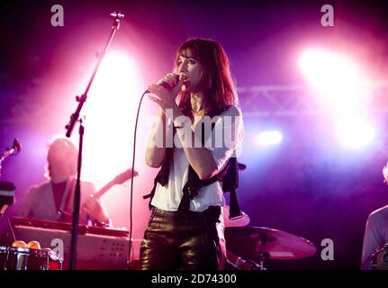 Charlotte Gainsbourg tritt am dritten Tag des Latitude Festivals in Southwold, Suffolk auf. Stockfoto