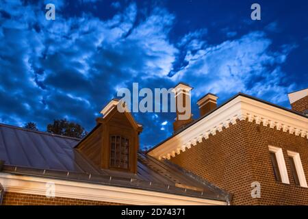 Das Dach eines roten Backsteinhauses gegen die Nacht Himmel Stockfoto