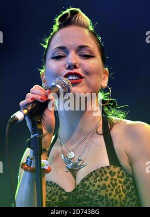 Imelda May tritt am letzten Tag des Womad Festivals in Malmesbury in Wiltshire auf. Bilddatum: 25. Juli 2010. M Crossick/EMPICS Stockfoto