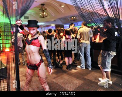 Eine Schauspielerin, die Lust während eines sieben Todsünden Themen unerbittliche Energie trinken Kerrang abgebildet! Awards-Empfang mit Getränken, in der Brauerei im Zentrum von London. Stockfoto