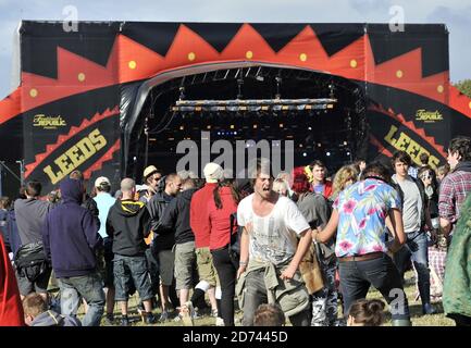 Das Publikum auf der Hauptbühne beobachten Limp Bizkit am zweiten Tag des Leeds Festivals, im Bramham Park in West Yorkshire. Stockfoto