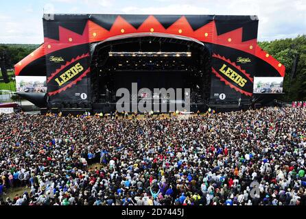 Das Publikum auf der Hauptbühne beobachten Limp Bizkit am zweiten Tag des Leeds Festivals, im Bramham Park in West Yorkshire. Stockfoto