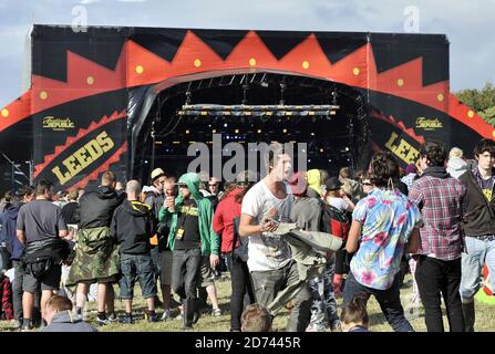 Das Publikum auf der Hauptbühne beobachten Limp Bizkit am zweiten Tag des Leeds Festivals, im Bramham Park in West Yorkshire. Stockfoto