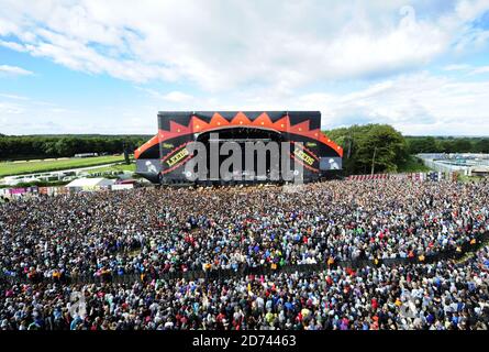 Das Publikum auf der Hauptbühne beobachten Limp Bizkit am zweiten Tag des Leeds Festivals, im Bramham Park in West Yorkshire. Stockfoto