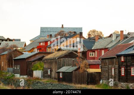 Häuser in der alten Bergbaustadt Röros, Kreis Tröndelag, Bezirk Gauldal, Norwegen, Skandinavien, Europa Stockfoto
