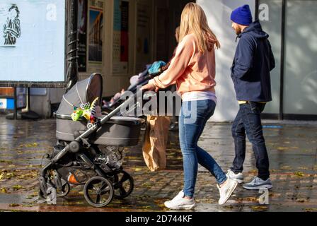 Dundee, Tayside, Schottland, Großbritannien. Oktober 2020. UK Wetter: Ein heller Tag mit einigen sonnigen Zauber in Nord-Ost-Schottland, maximale Temperaturen 12 Grad. Eine Einzelperson, die mit ihrem Kind einen Kinderwagen schiebt, während sie im Stadtzentrum von Dundee einkaufen, während die Covid-19-Sperrbeschränkungen gelten. Kredit: Dundee Photographics/Alamy Live Nachrichten Stockfoto