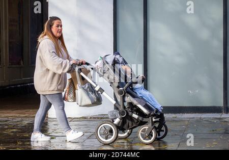 Dundee, Tayside, Schottland, Großbritannien. Oktober 2020. UK Wetter: Ein heller Tag mit einigen sonnigen Zauber in Nord-Ost-Schottland, maximale Temperaturen 12 Grad. Eine Einzelperson, die mit ihrem Kind einen Kinderwagen schiebt, während sie im Stadtzentrum von Dundee einkaufen, während die Covid-19-Sperrbeschränkungen gelten. Kredit: Dundee Photographics/Alamy Live Nachrichten Stockfoto