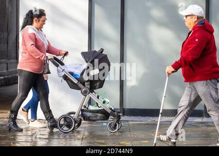 Dundee, Tayside, Schottland, Großbritannien. Oktober 2020. UK Wetter: Ein heller Tag mit einigen sonnigen Zauber in Nord-Ost-Schottland, maximale Temperaturen 12 Grad. Eine Einzelperson, die mit ihrem Kind einen Kinderwagen schiebt, während sie im Stadtzentrum von Dundee einkaufen, während die Covid-19-Sperrbeschränkungen gelten. Kredit: Dundee Photographics/Alamy Live Nachrichten Stockfoto