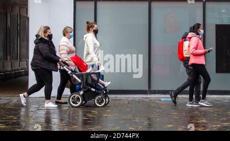 Dundee, Tayside, Schottland, Großbritannien. Oktober 2020. UK Wetter: Ein heller Tag mit einigen sonnigen Zauber in Nord-Ost-Schottland, maximale Temperaturen 12 Grad. Eine Einzelperson, die mit ihrem Kind einen Kinderwagen schiebt, während sie im Stadtzentrum von Dundee einkaufen, während die Covid-19-Sperrbeschränkungen gelten. Kredit: Dundee Photographics/Alamy Live Nachrichten Stockfoto