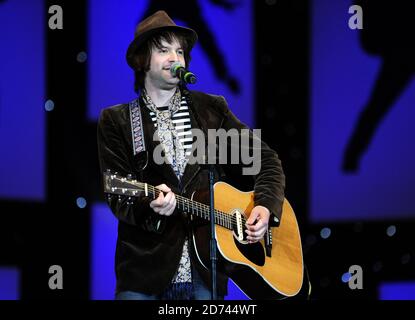 Jon Allen beim BBC Radio 2 Elvis Forever Konzert im Hyde Park im Zentrum von London. Stockfoto