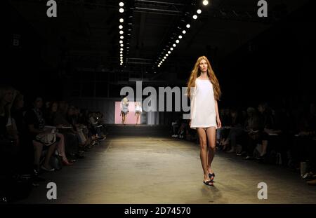 Ein Modell auf dem Laufsteg bei der Twenty8Twelve Fashion Show, die im Old Sorting Office im Rahmen der London Fashion Week Spring/Summer 2011 stattfindet. Stockfoto