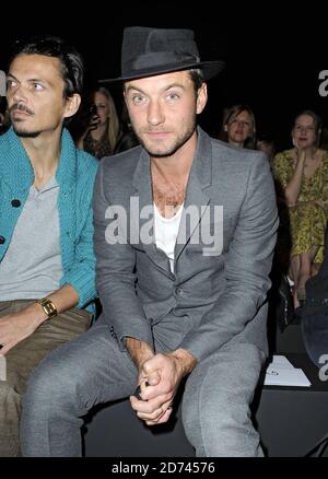 Jude Law nimmt an der Twenty8Twelve Fashion Show Teil, die im Old Sorting Office im Rahmen der London Fashion Week Frühjahr/Sommer 2011 stattfindet. Stockfoto