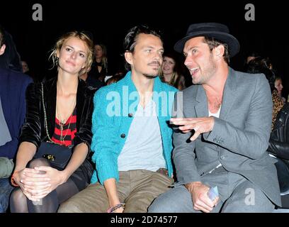 Jacquetta Wheeler, Matthew Williamson und Jude Law nahmen an der Twenty8Twelve Fashion Show Teil, die im Old Sorting Office im Rahmen der London Fashion Week Spring/Summer 2011 stattfand. Stockfoto