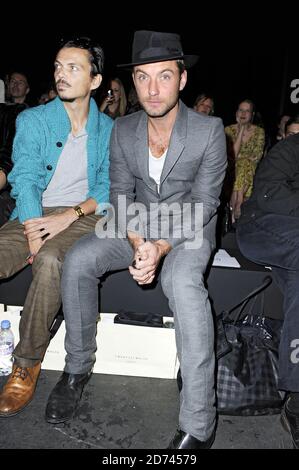 Matthew Williamson und Jude Law nahmen an der Twenty8Twelve Fashion Show Teil, die im Old Sorting Office im Rahmen der London Fashion Week Spring/Summer 2011 stattfand. Stockfoto