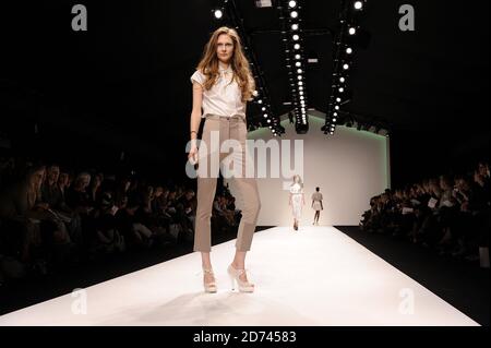 Ein Model auf dem Laufsteg bei der Betty Jackson Modenschau, die im Rahmen der London Fashion Week Frühjahr/Sommer 2011 im BFC stattfindet. Stockfoto