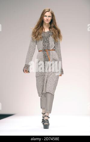 Ein Model auf dem Laufsteg bei der Betty Jackson Modenschau, die im Rahmen der London Fashion Week Frühjahr/Sommer 2011 im BFC stattfindet. Stockfoto