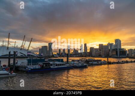 Skyline von London mit Blick auf Canary Wharf, dem sekundären Geschäftsviertel von London auf der Isle of Dogs Stockfoto