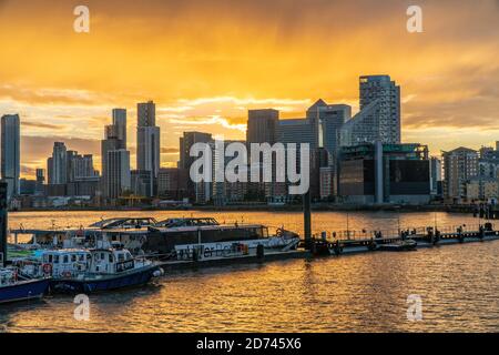 Skyline von London mit Blick auf Canary Wharf, dem sekundären Geschäftsviertel von London auf der Isle of Dogs Stockfoto