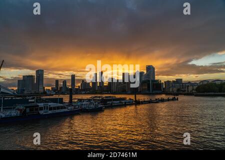 Skyline von London mit Blick auf Canary Wharf, dem sekundären Geschäftsviertel von London auf der Isle of Dogs Stockfoto