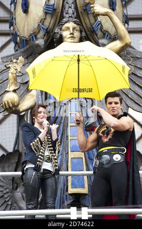 Gemma Arterton stellte sich vor Selfridge's Geschäft im Zentrum von London vor, als sie ihre neuen Schuhgalerien, die größte Damenschuhabteilung der Welt, einführte. Stockfoto