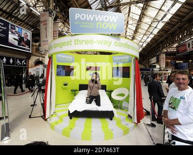 Jodie Marsh in einer Powwownow Bed Booth in Victoria Station, im Zentrum von London, während eines Versuchs, den Rekord für die längste Dreierkonferenz zu brechen. Bilddatum: 30. September 2010. Stockfoto