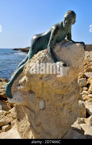 Bronzeskulptur Sol Alter von der zypriotischen Künstlerin Yiota Ioannidou einer jungen Frau, die der Aphrodite, vielleicht aus dem Meer kletternd, von Paphos medie Tribut zollt Stockfoto