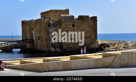 Paphos mittelalterliche Burg an der Küste Broadwalk und Paphos Hafen auf Mittelmeer, Zypern Stockfoto