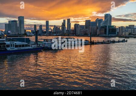 Skyline von London mit Blick auf Canary Wharf, dem sekundären Geschäftsviertel von London auf der Isle of Dogs Stockfoto