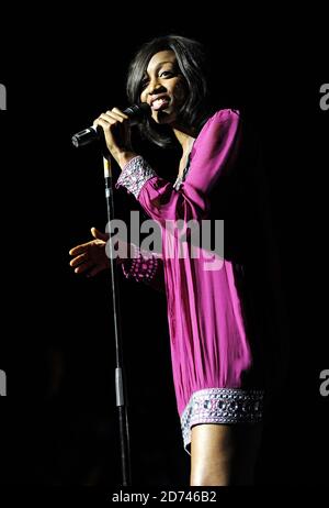 Beverley Knight tritt beim Hard Rock Pinktober Konzert auf, im IndigO2 Veranstaltungsort im Osten Londons. Stockfoto