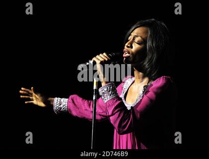 Beverley Knight tritt beim Hard Rock Pinktober Konzert auf, im IndigO2 Veranstaltungsort im Osten Londons. Stockfoto