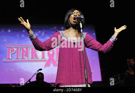 Beverley Knight tritt beim Hard Rock Pinktober Konzert auf, im IndigO2 Veranstaltungsort im Osten Londons. Stockfoto