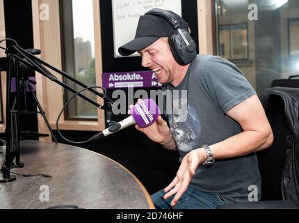 Simon Pegg erscheint in Christian O'Connell's Breakfast Show auf Absolute Radio, in ihren Studios im Zentrum von London Stockfoto