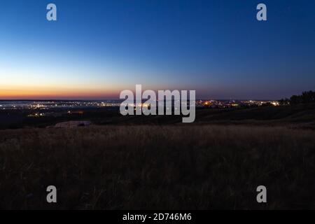 Sonnenuntergang über einer kleinen Stadt Stockfoto