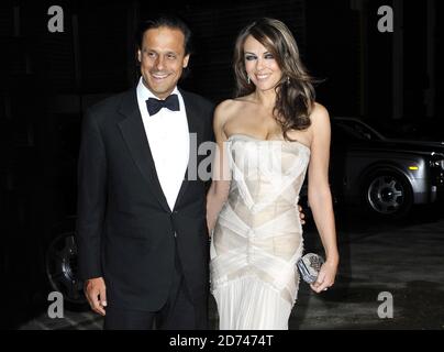 Elizabeth Hurley und Arun Nayar kommen am Elton John AIDS Foundation Winter Ball an, im Maison de Mode in Vauxhall im Süden Londons. Stockfoto