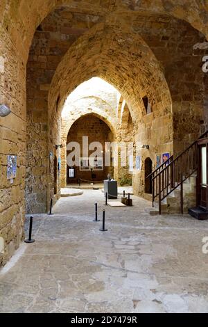 Im Inneren Paphos mittelalterliche Burg von Paphos Hafen auf Mittelmeer, Zypern Stockfoto