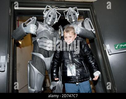 DR Who-Fans werden von zwei Cybermen besucht, die sich außerhalb von HMV in der Oxford Street für eine Autogrammstunde von Matt Smith und Karen Gillan anstellen. Viele Fans standen seit 18 Uhr am Sonntagabend Schlange. Stockfoto