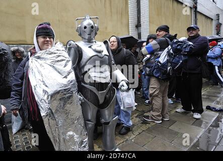 DR Who-Fans werden von zwei Cybermen besucht, die sich außerhalb von HMV in der Oxford Street für eine Autogrammstunde von Matt Smith und Karen Gillan anstellen. Viele Fans standen seit 18 Uhr am Sonntagabend Schlange. Stockfoto