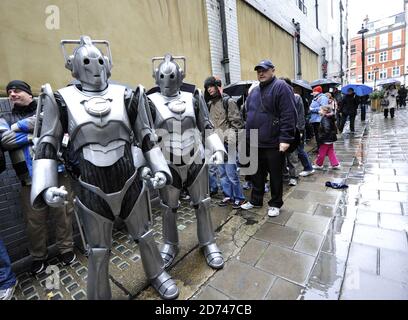 DR Who-Fans werden von zwei Cybermen besucht, die sich außerhalb von HMV in der Oxford Street für eine Autogrammstunde von Matt Smith und Karen Gillan anstellen. Viele Fans standen seit 18 Uhr am Sonntagabend Schlange. Stockfoto