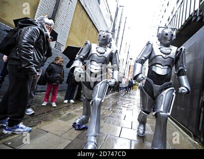 DR Who-Fans werden von zwei Cybermen besucht, die sich außerhalb von HMV in der Oxford Street für eine Autogrammstunde von Matt Smith und Karen Gillan anstellen. Viele Fans standen seit 18 Uhr am Sonntagabend Schlange. Stockfoto