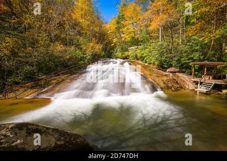 Sliding Rock Falls auf der Suche nach Glass Creek in Pisgah National Forest, North Carolina, USA in der Herbstsaison. Stockfoto