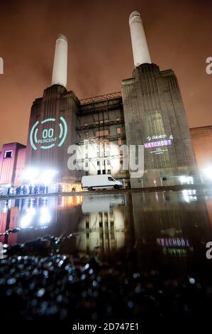 Projektionen beleuchten Battersea Power im Bahnhof Süd-London auf der Call of Duty: Black Ops Launch Party. Stockfoto